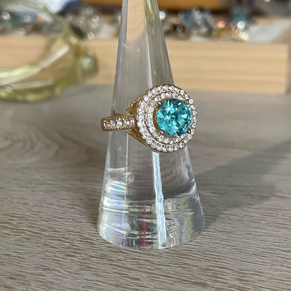 • Stunning Topaz Ring • - Picture 10 of 11